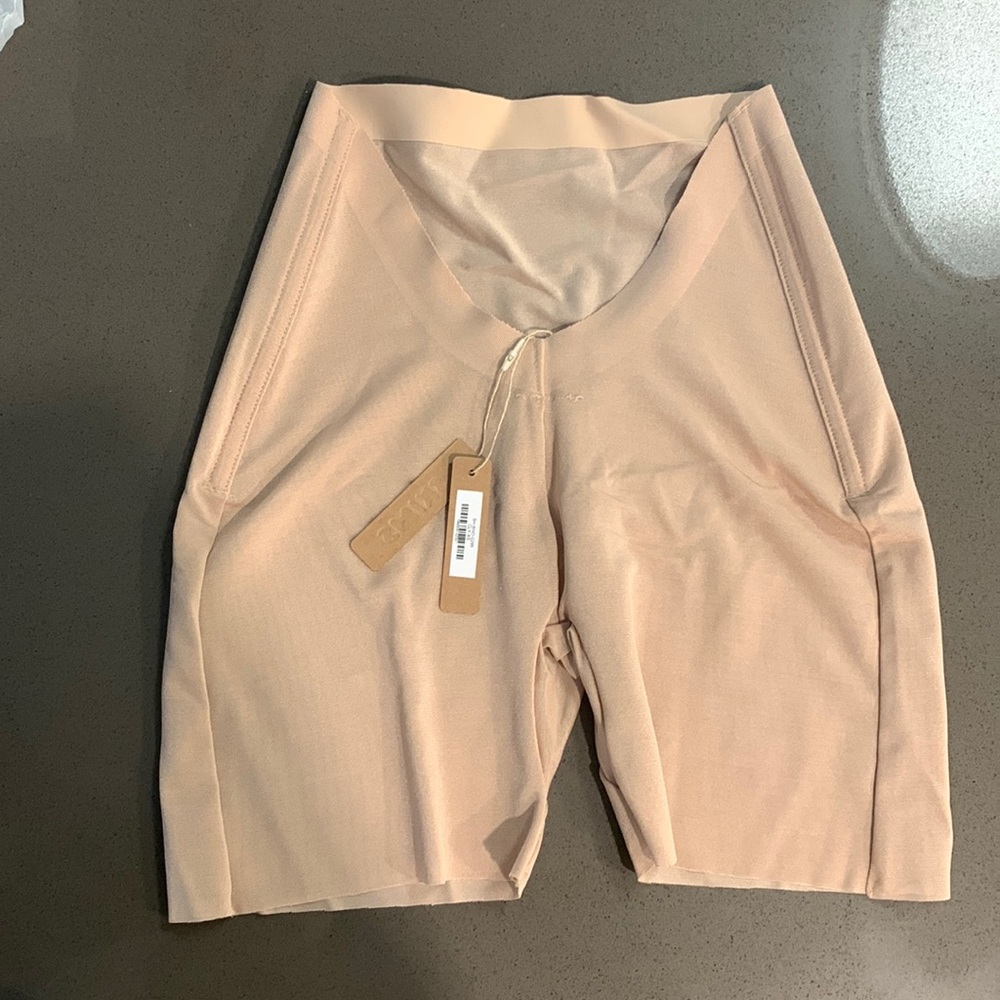 SKIMS Sheer Sculpt Low Back Short Size XSmall